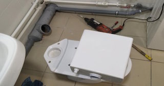 Установка напольного унитаза в Подольске: монтаж под ключ от СантехДомПдл от 5191 рублей.