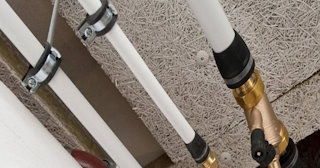 Замена труб водоснабжения в квартире: цена от 2077 руб. - СантехДомПдл